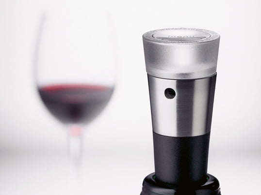 Der Menu Vakuumverschluss aus der Weinserie Vignon verlängert die Haltbarkeit des Weines nach dem Öffnen. Zu der Serie gehören, neben dem angebotenen Vakuumverschluss ein Dekantierungsausgießer, ein Folienschneider und ein Korkenzieher.