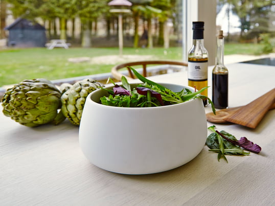 Multifunktionelle Schale zum Aufbewahren und Servieren von Salaten, Obst oder Gemüse. Auf dem Esstisch wird die Schale zur eleganten Salatschale, in der Speisen nicht nur serviert, sondern auch angerichtet werden können.