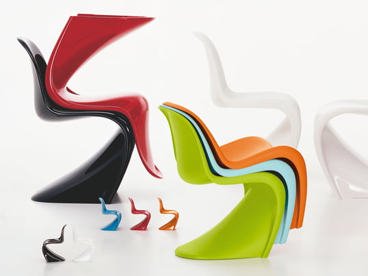 Vitra Panton Chair: der Kunststoffstuhl als preiswertes Industrieprodukt. Der Stuhl ist in verschiedenen Farben, wie blau, grün, rot, weiß, schwarz oder orange erhältlich.