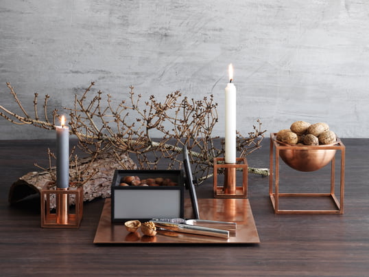 Der Kubus 1 Kerzenhalter und die Kubus Bowl vom dänischen Unternehmen by lassen wurden von Mogens Lassen mit einem scharfen Sinn für zeitgenössischen, funktionalistischen Stil entworfen.