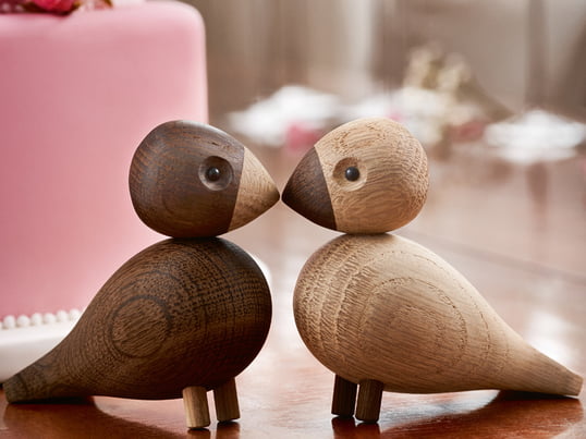 Die Unzertrennlichen von Kay Bojesen sind eine Hommage an die kleinen afrikanischen Papageien, deren wesentliches Merkmal ihre starke Paarbindung ist. Sie werden aus hochwertiger Natur- und Räuchereiche gefertigt.