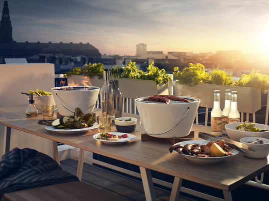 Für jede Art von Fisch, Fleisch und Gemüse ist der Tischgrill von Eva Solo die richtige Lösung. Anders als die meisten Holzkohlegrills passt dieser Außengrill dekorativ auf den Esstisch und bleibt so gut erreichbar.