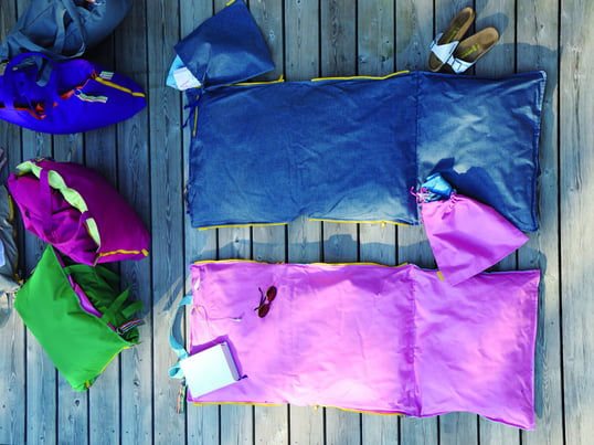 Der Hhooboz Pillowbag ist eine superleichte, sportilch-elegante Mehrzweck-Sitz und Liegetasche für unterwegs. Zusammengefaltet ist der Pillowbag eine Tragetasche mit viel Stauraum.