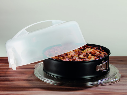 Die Cucina Backform von Jenaer Glas vereint Backform und Servierplatte aus Glas. Der Pflaumenkuchen wurde direkt auf der ofenfesten Glasplatte gebacken. Die Frischhaltehaube hält den Kuchen noch ein paar Tage frisch. Dank Haltegriff lässt er sich einfach transportieren.