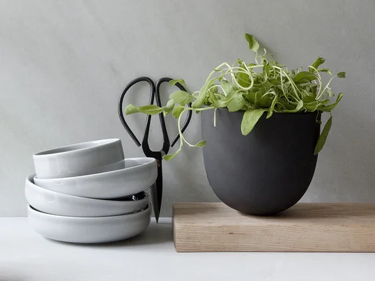 Window-Gardening liegt im Trend: Züchten Sie im Grow Pot von Audo eigene Kräuter. Stilechte Küchenbegleiter: die New Norm Schalen von Audo und die Küchenschere von Hay.