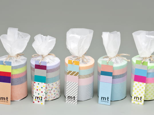 Masking Tape, ein filigranes Kreppband - gibt es seit 2006 in verschiedensten Farben, mit bunten Mustern und in unterschiedlichen Zusammensetzungen - zum Dekorieren und Basteln.