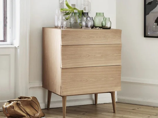 Design-Kommode klassisch in Holz. Die Muuto Reflect Kommode lässt sich gut mit modernen Materialien und Farben kombinieren. Aber auch in eine farbig ruhige Umgebung fügt sie sich bestens ein.