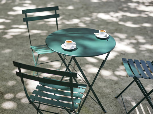 Seit 2009 gehört der Liegestuhl zur bekannten Bistro Serie von Fermob, die 1889 ihren Ursprung nahm. Die lackierte Stahlstruktur ist besonders widerstandsfähig und bietet durch die einstellbare Rückenlehne trotzdem einen hohen Sitzkomfort.