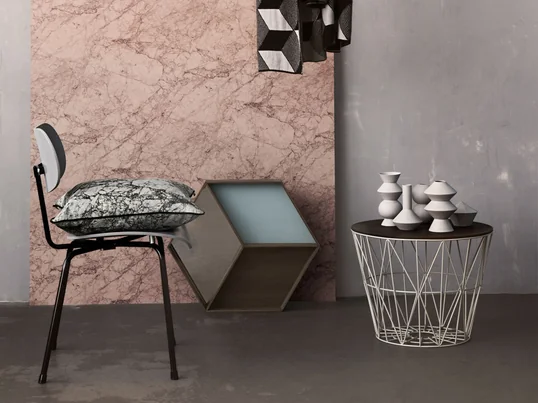 Der Design-Tisch von Ferm Living überzeugt mit Funktionalität und Design. Couchtisch, Nachttisch oder Wäschekorb - der moderne Tisch fügt sich jeder Wohnungseinrichtung optimal ein und ist flexibel einsetzbar.