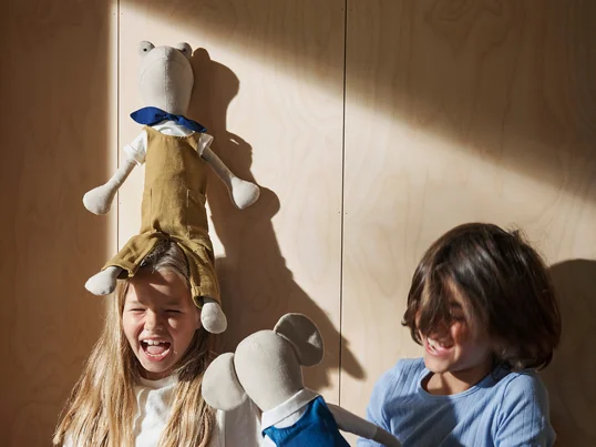 Spieltiere für Kinder und Erwachsene - das sind Dekofiguren, Kuscheltiere, Schaukelpferde, Sitzkissen etc.