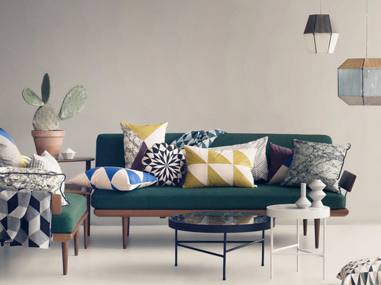 Die Kissen-Kollektionen bestechen mit geometrischen Mustern und bunten Farben, wie Blau und Gelb. Auch in schwarz und weiß sorgen die Kissen auf dem Sofa im Wohnzimmer für Gemütlichkeit.