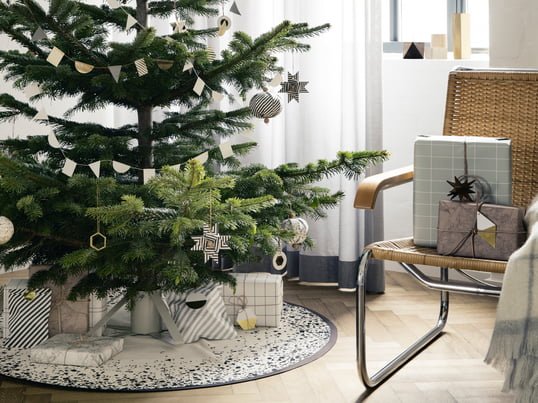 Mit den Messing-Ornamenten, dem Christbaumständer und der Christmas Tree Decke von ferm Living auf dem der Baum steht kann die Weihnachtszeit beginnen.