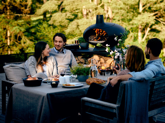 Erleben Sie entspannte Abende mit dem Forno Grillofen von Morsø. Die kleine Feuerstelle ist ideal für warme, gemütliche Sommerabende mit Familie und Freunden.