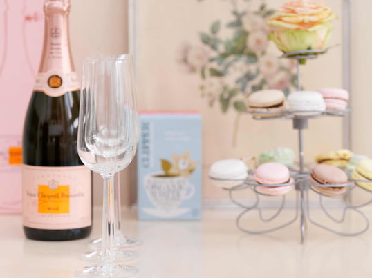 Die dezenten Champagnergläser aus der Grand Cru Kollektion von Rosendahl eignen sich ideal für kleine Feste oder besondere Anlässe. Als kleiner Snack können z. B. Macarons serviert werden.