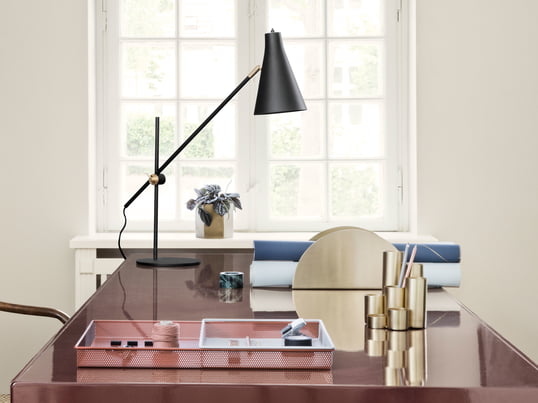 ferm Living präsentiert mit dem Brass Stiftehalter ein stilvolles optisches Highlight für den Schreibtisch, der von dem Brass Semicircle Papierhalter optimal ergänzt wird.