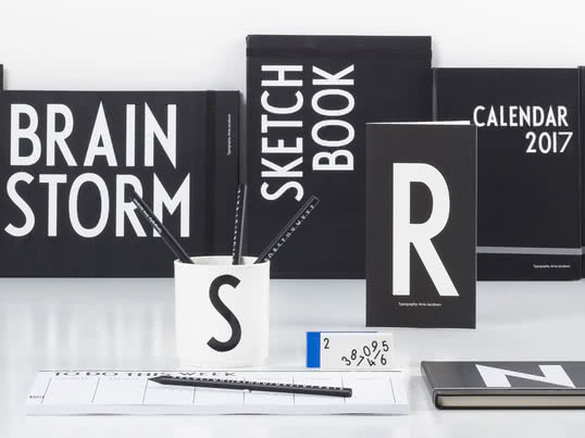 Design Letters bietet vom schwarz-weißen Notizbuch bis zum AJ Bleistift alle Utensilien für die Schule und das Büro. Arne-Jacobsen-Buchstaben verleihen Becher, Buch und Kalender eine persönliche Note.