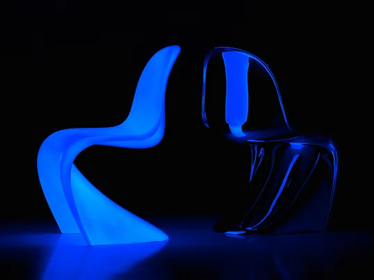 Ein weiteres Highlight war die limitierte Jubiläumsedition des Panton Charis von Vitra, der sich anlässlich des 50. Jahrestages in einer verchromten und leuchtenden Variante präsentiert.