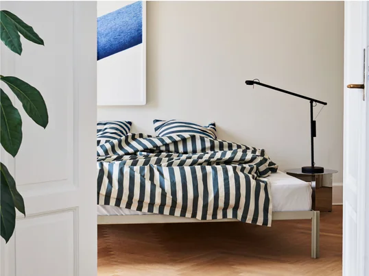 Die Été Bettwäsche von Hay in der Ambienteansicht: Die Bettwäsche bringt mit ihren weichen, sonnengebleichten Streifen die schönen Sommertage und die frische Meeresluft ins Schlafzimmer.