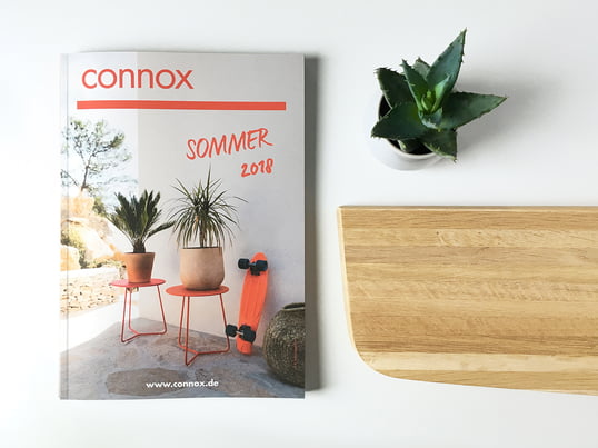 Der Connox Sommerkatalog 2018 Titelbild und aufgeblättert in der Ambienteansicht