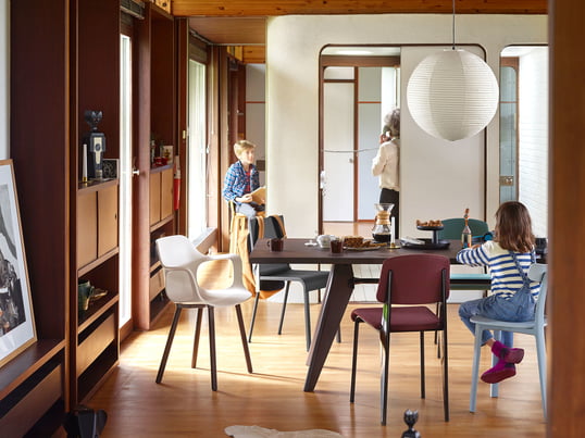 Der moderne Essbereich in warmen Tönen wurde mit Möbeln von Vitra ausgestattet. Der geräumige Solvay Esstisch überzeugt durch sein klares Design und bietet genügend Platz für die ganze Familie.