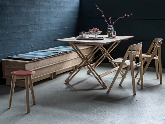 Der We Do Wood - Field Klapptisch in der Ambienteansicht. Er eignet sich besonders für all jede, die nur über geringen Raum in der Wohnung oder im Haus verfügen, denn der Tisch lässt sich in Sekundenschnelle einfach demontieren.