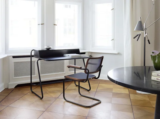 Der S 1200 Sekretär von Thonet in der Ambienteansicht. Der Sekretär von Randolf Schott für Thonet wurde speziell für den Gebrauch in den eigenen vier Wänden entworfen.