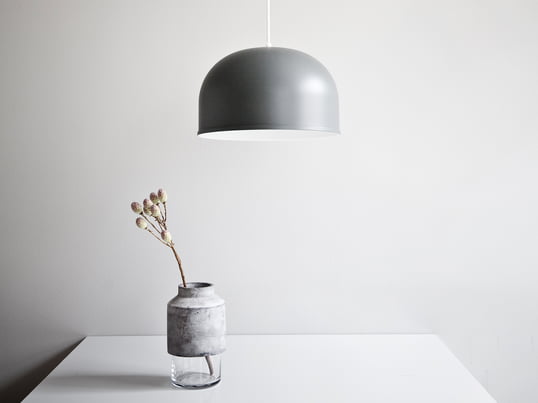 Die Willmann Vase von Menu begeistert mit der Kombination aus Glas und Beton. Minimalistisch und trotzdem ins Auge stechend präsentiert sich die Vase und wird so zum Hingucker in jedem Raum.