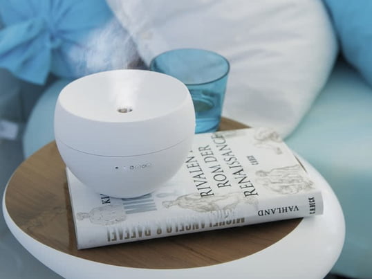 Der Aroma Diffusor Jasmine, hier in Weiß, verströmt im gesamten Raum einen angenehmen und wohlriechenden Duft.