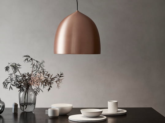 Die Lightyears - Suspence Pendelleuchte in der Ambienteansicht. Einzeln oder zu mehreren über dem Tisch platziert, sorgt die Leuchte für ein angenehm beleuchtetes Ambiente.