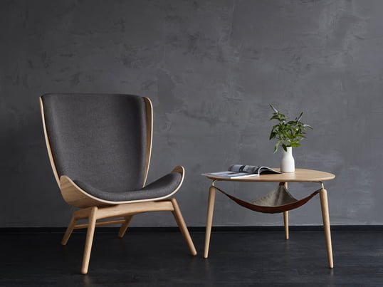 Der Umage - The Reader Armchair in der Ambienteansicht. Die speziell geschwungene Schale des Lehnstuhls ist von traditionellen dänischen Handwerkstechniken inspiriert und trägt dazu bei, den Umgebungslärm zu reduzieren.