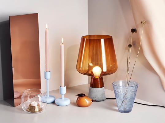 Mit verschiedener Deko von Iittala verzaubern Sie ihre vier Wände in ein gemütliches Herbst-Domizil. Auf diesem Bild werden der Nappula Kerzenständer, die Leimu Leuchte, die Kaasa Teelichthalter und das Kastehelmi Trinkglas kombiniert.