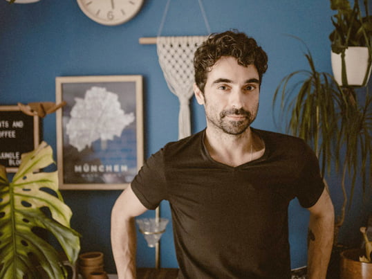 Der Designer Igor Josifovic liebt die Natur und bringt mit seinen einzigartigen Wohnaccessoires den Dschungel in jedes noch so schlichte Wohnzimmer.