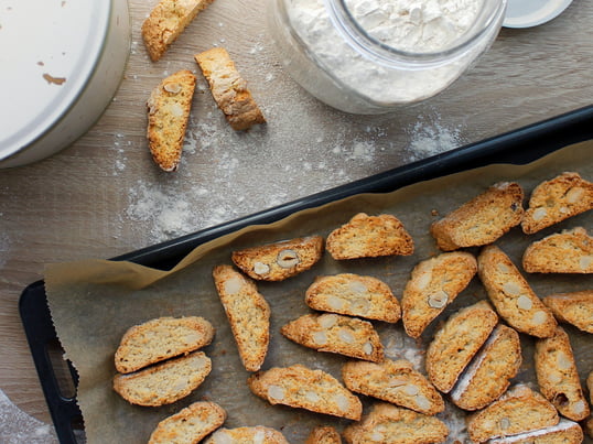 Nach dem Backen können Sie Ihre leckeren Cantuccini vom Blech nehmen und in einer der weihnachtlichen Confetti Aufbewahrungsboxen von ferm Living aufbewahren.