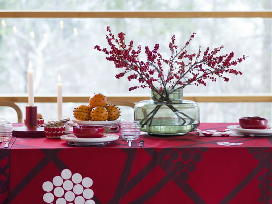 Spaljé bedeutet so viel wie Blumenrankgerüst, das für gewöhnlich an Häuserwänden oder Mauern wiederzufinden ist. Übertragen auf Stoff begeistert das Muster von Carina Seth-Andersson in verschiedenen Farben.