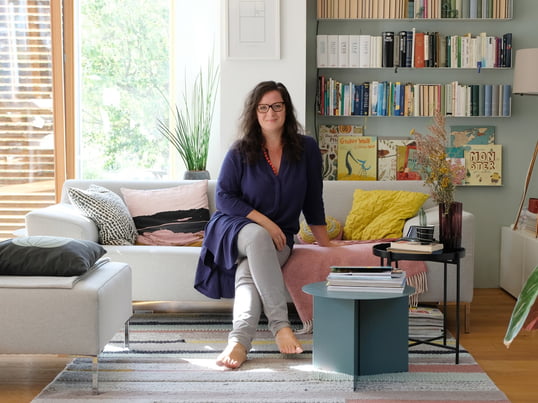 Portraitbild Alex Schäler (Die Artige) 4zu3 im Wohnzimmer