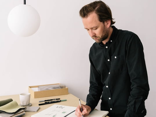 Designer Tim Rundle hat sich in London auf Möbel- und Lichtdesign spezialisiert. Sein Ziel ist es, das Leben einfacher, innovativer und kreativer zu gestalten.