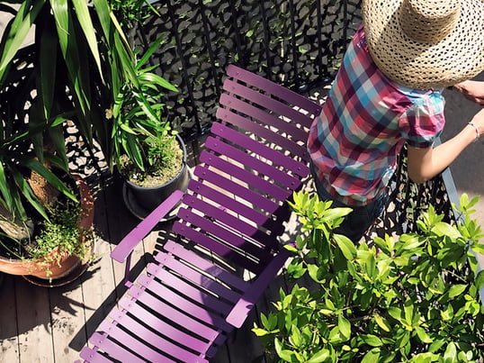 Genießen Sie mit dem Bistro Liegestuhl von Fermob die Sonne auf Balkon oder Terrasse. Aus Stahl gefertigt, trotzt die robuste, verstellbare Gartenliege der UV-Strahlung.