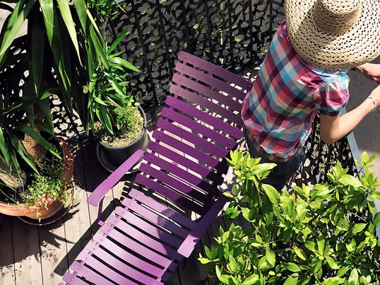 Genießen Sie mit dem Bistro Liegestuhl von Fermob die Sonne auf Balkon oder Terrasse. Aus Stahl gefertigt, trotzt die robuste, verstellbare Gartenliege der UV-Strahlung.