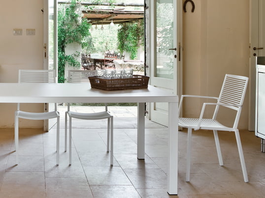 Ambienteabbildung der Easy Kollektion in weiß: Die Möbel von Fast sind dank ihrem reduzierten Design universell einsetzbar und machen stets eine gute Figur.