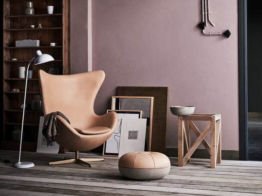 Die Stehleuchte 6556-F von KAISER idell mit dem Pouf by Cecilie Manz für Fritz Hansen und dem Ei Sessel von Arne Jacobsen für Fritz Hansen in der Ambienteansicht.
