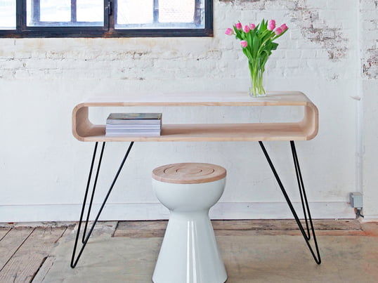 Der Metro Sofa Table ist ein stilvoller Tisch, der flexibel einsetzbar ist: als Konsolentisch im Wohn- oder Eingangsbereich oder als kleiner Arbeitstisch.