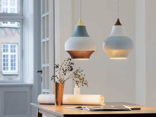 Die Cirque Pendelleuchte von der Designerin Clara von Zweigbergk für Louis Poulsen erinnert auf den ersten Blick an Zuckerwatte und bunte Dinge des Jahrmarkts.