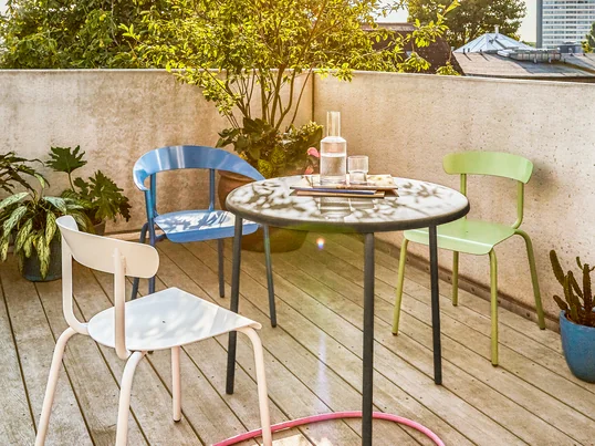 Alu Mito Outdoor Tisch und Stühle von Conmoto in der Ambienteansicht. Der Alu Mito Outdoor Tisch sowie die passenden Stühle von Conmoto sind eine hervorragende Ergänzung für Garten, Terrasse oder Balkon und dank ihrer Fertigung aus Aluminium bestens für die Nutzung im Outdoor-Bereich geeignet.