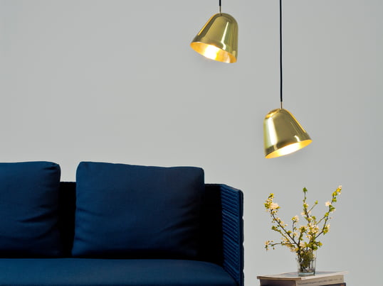 Die Tilt Pendelleuchte von Nyta lässt sich hervorragend zu mehreren kombinieren und setzt mit der Messinglackierung besondere Akzente. Die Schirmen können dabei in verschiedene Richtungen positionieren werden.