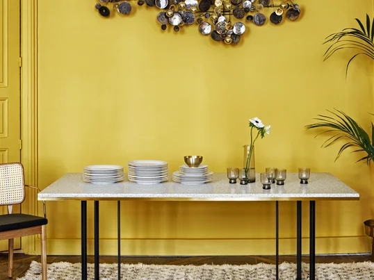 Terrazzo Esstisch von red edition in der Ambienteansicht. Der Tisch besitzt großzügige Maße mit den Abmessungen 90 x 190 cm, sodass 8-10 Personen bequem Platz nehmen können. So steht einem gemeinsamen Dinner-Abend mit Freunden und der Familie nichts mehr im Wege.