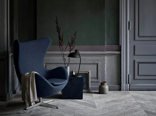 Egg Chair von Fritz Hansen in blau (FH 6001): Das Besondere an dem sogenannten "Egg Chair" von Fritz Hansen ist seine Form, die durch die kurvigen Linien an eine Eischale erinnert.
