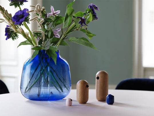 Step Vase H 23 cm in blau von Normann Copenhagen in der Ambienteansicht. Die bauchige Vase setzt sowohl Sträuße als auch einzelne Blumen oder Zweige stilvoll in Szene, ist jedoch auch einzeln für sich stehend ein edles Dekorationsobjekt.