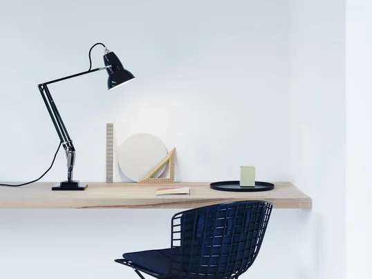 Die Original 1227 Tischleuchte vom britischen Traditionsunternehmen Angelpoise - eine klassische und anpassungsfähige Arbeitsplatzleuchte fürs Homeoffice.