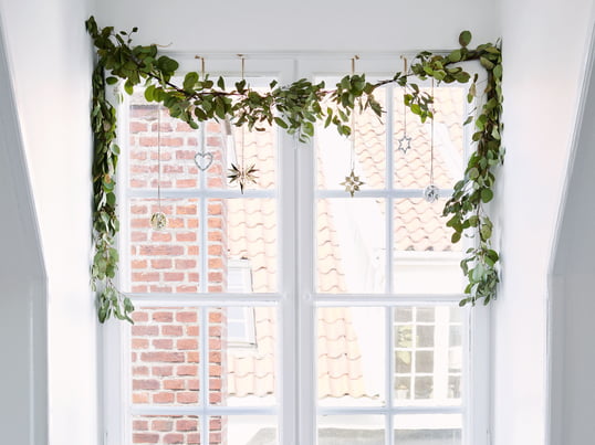 Keine Linie ist gerade – alle Formen und Abläufe sind dynamisch und intensiv. So fügen sich die Dekorationen sowohl gut in moderne als auch in festlich geschmückte Räume ein.