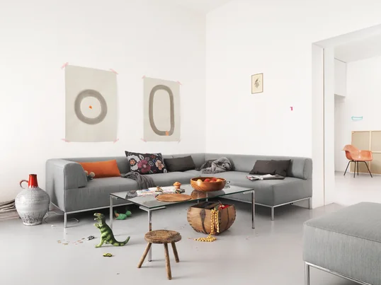 Die moderne und flexible Sofaecke 185 von freistil besticht durch ihr zeitloses sowie dezentes Aussehen und passt sich jeder Raumsituation optimal an.